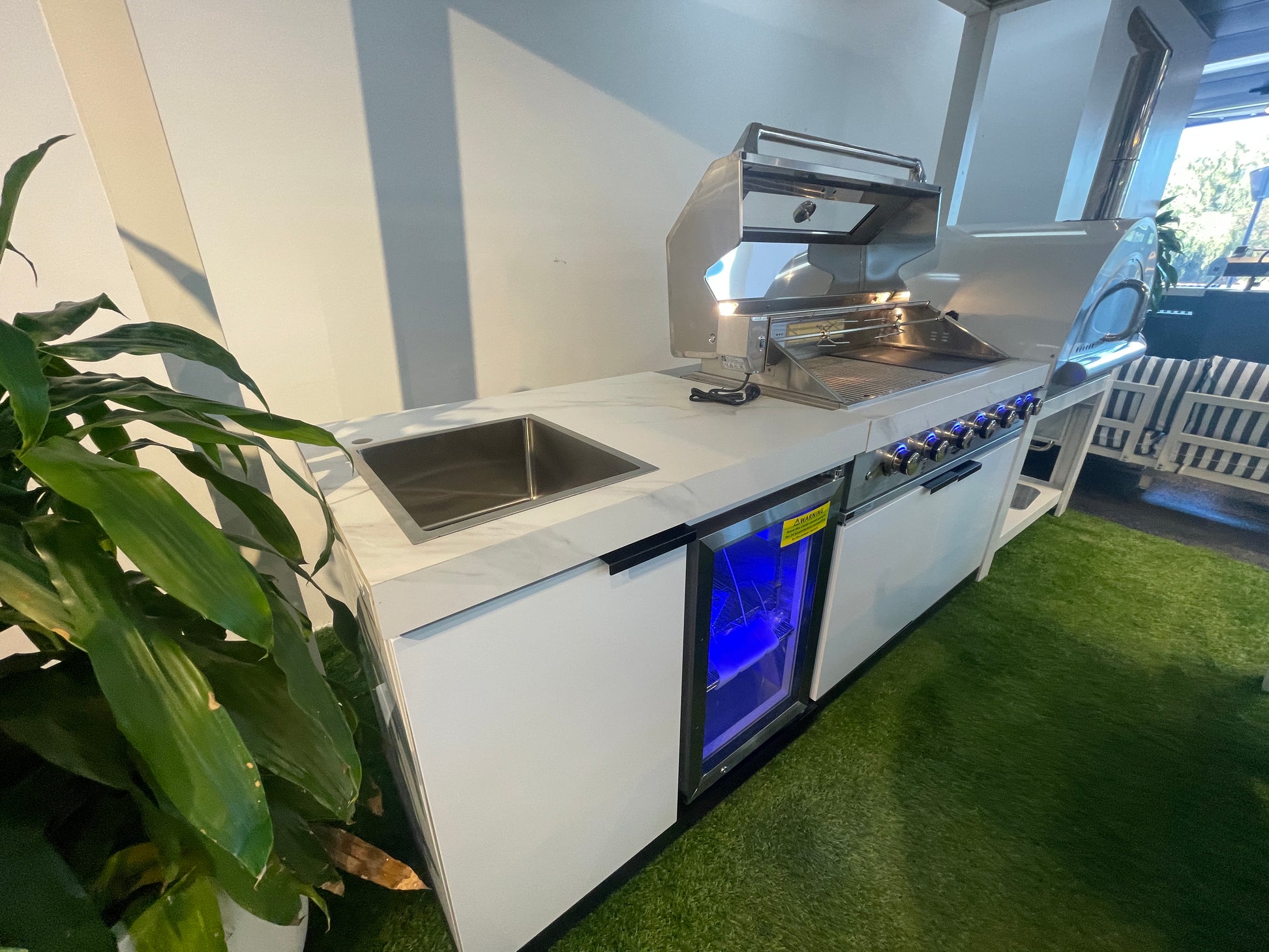 Floor Stock Rockpool White 6B BBQ Kitchen with Sink & Fridge Combo