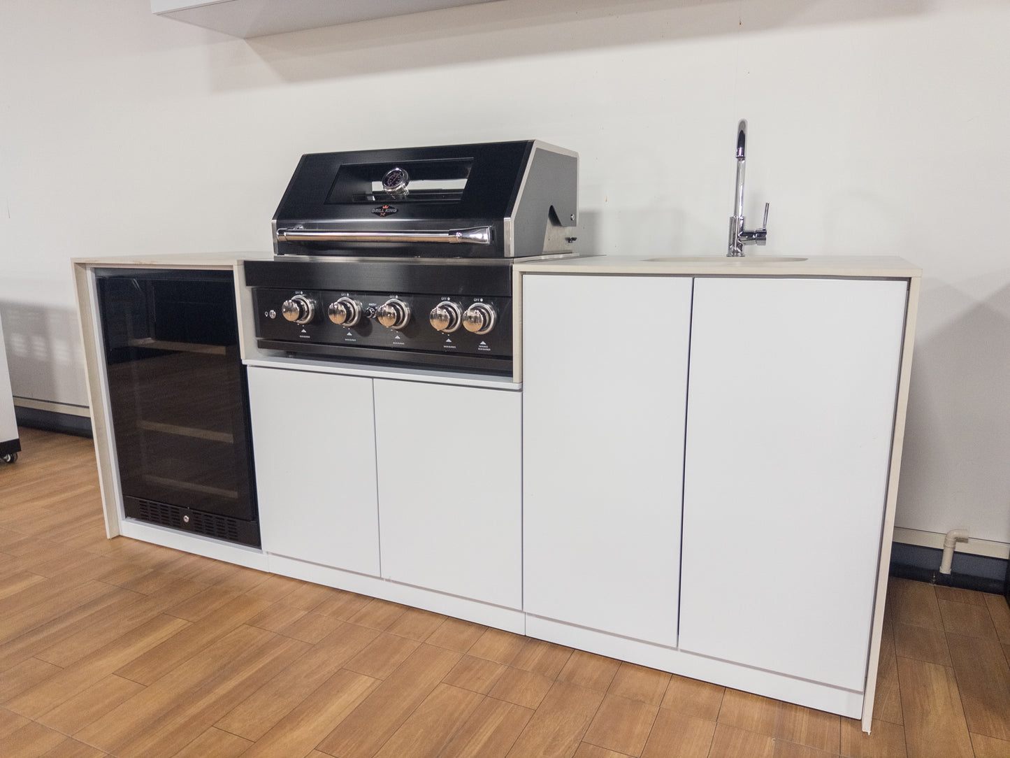 Grill King Signature Series Outdoor BBQ Kitchen Package – Rockpool White Stone Bench-Top, White Aluminium Cabinets | 4-Burner Built-In BBQ + Rotisserie + 150L Outdoor Fridge
