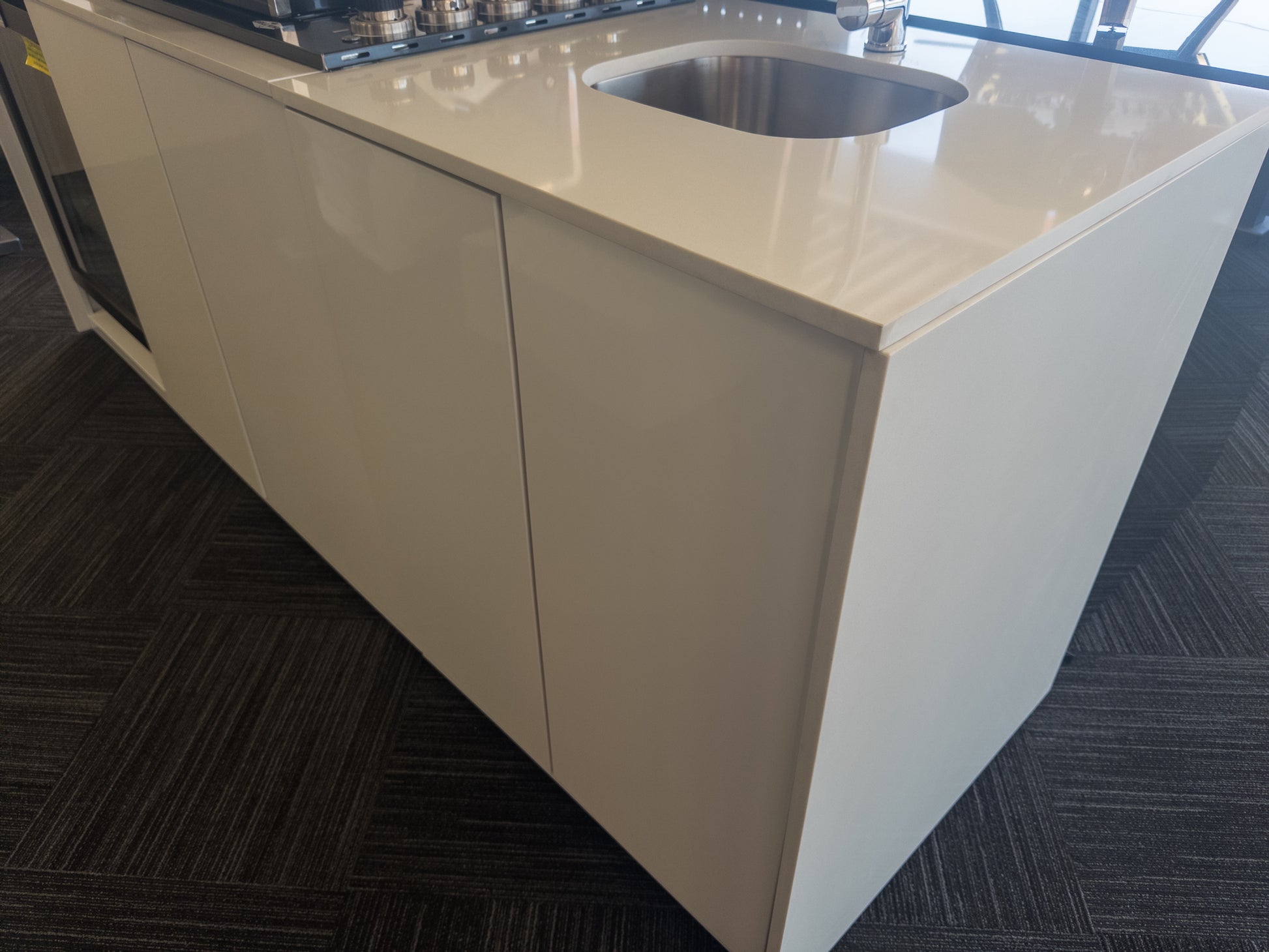 Grill King Signature Series Outdoor BBQ Kitchen Package – Rockpool White Stone Bench-Top, White Aluminium Cabinets | 6-Burner Built-In BBQ + Rotisserie + 120L Outdoor Fridge