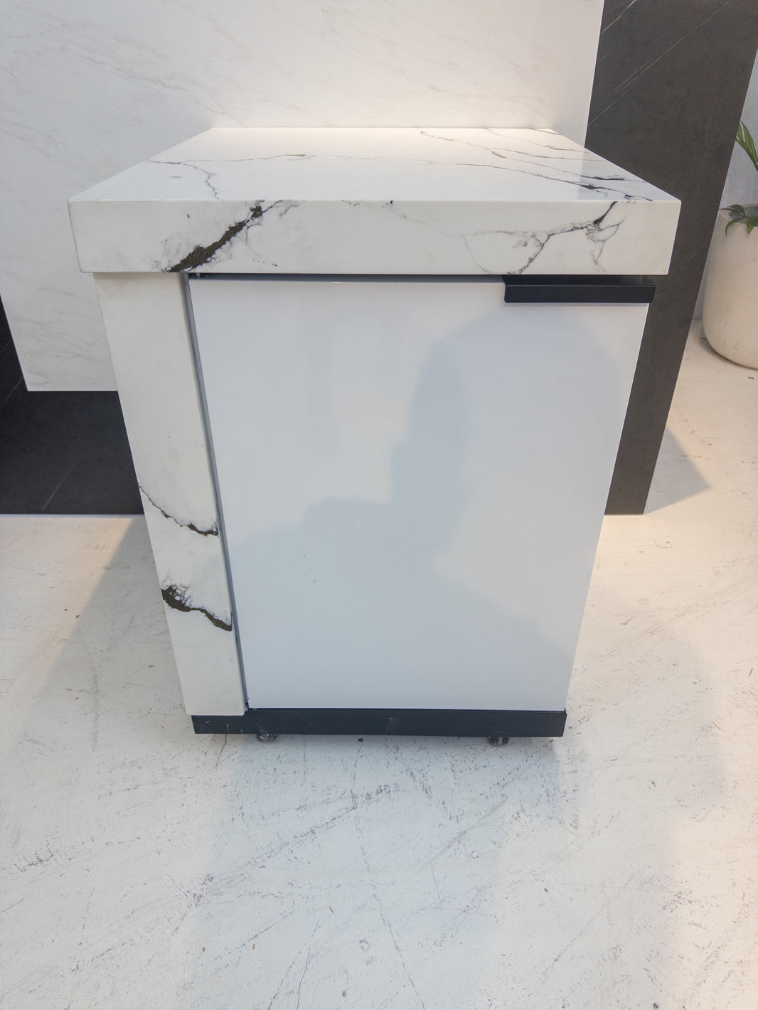 Ex Display Marble Look Stone Finish 1 Door Cabinet Waterfall Edge Custom Built Aluminum Cabinet