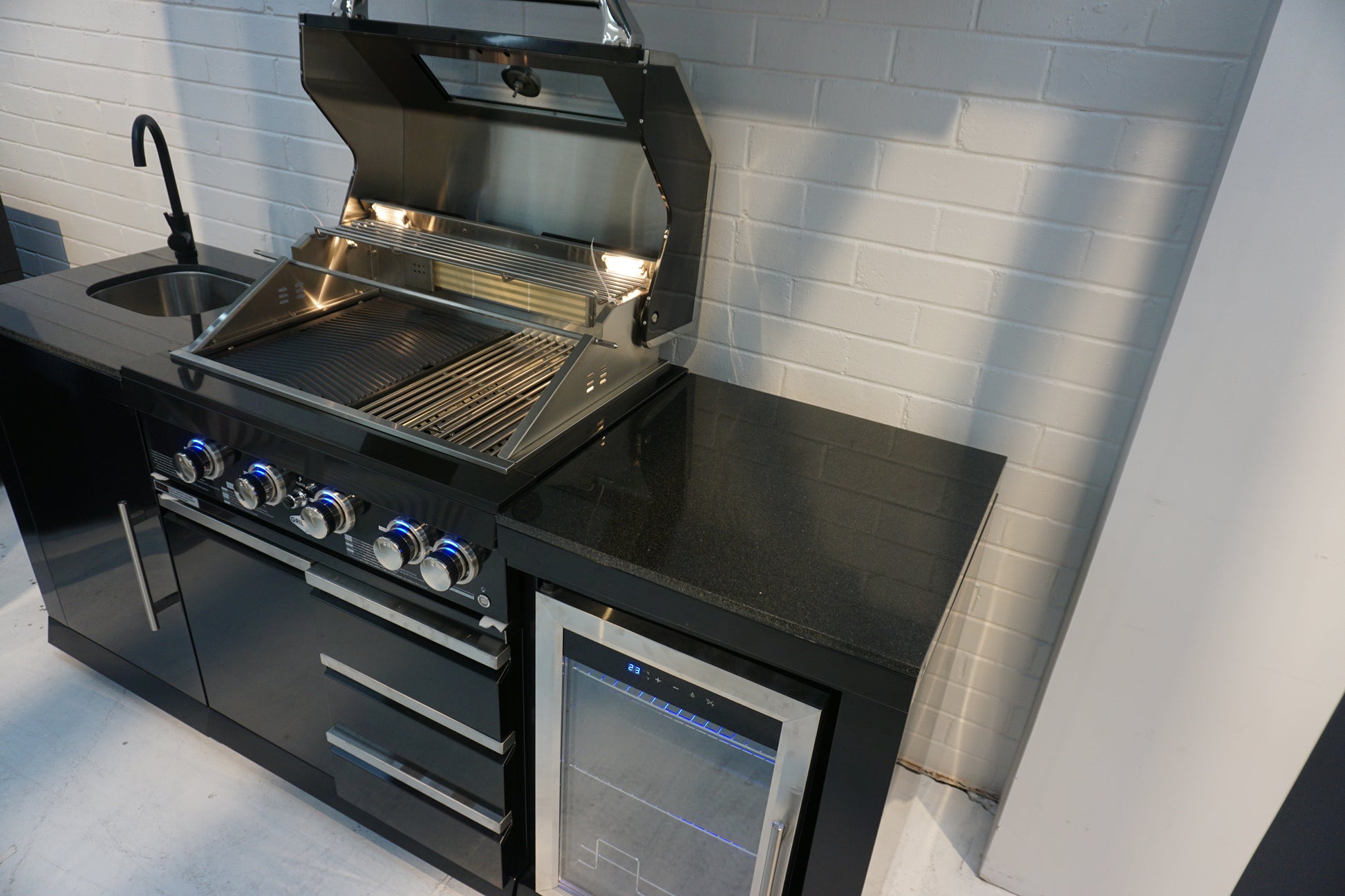 Floor stock 2M Kingsley 4 Burner Non Wok Black Stainless Steel BBQ Package