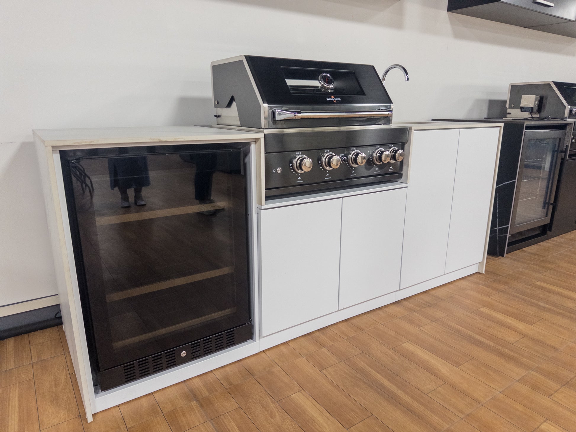 Grill King Signature Series Outdoor BBQ Kitchen Package – Rockpool White Stone Bench-Top, White Aluminium Cabinets | 4-Burner Built-In BBQ + Rotisserie + 150L Outdoor Fridge