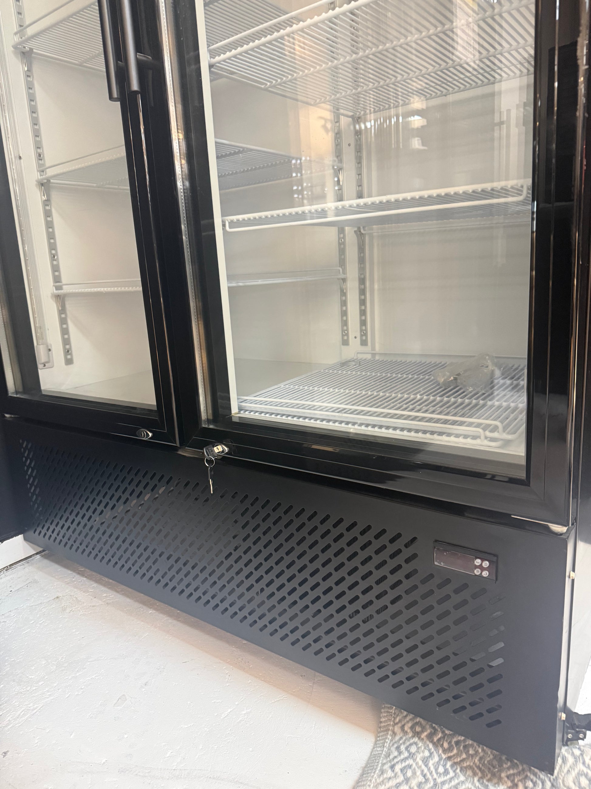Floor Stock Double Door Commercial 980L Upright Wine Bar Fridge Black