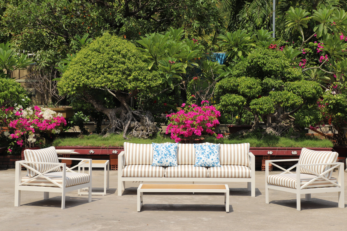 5-Piece Modern Outdoor Lounge Furniture Set Inc 3-Seater Day Bed, Coffee Table, Side Table & 3+1+1