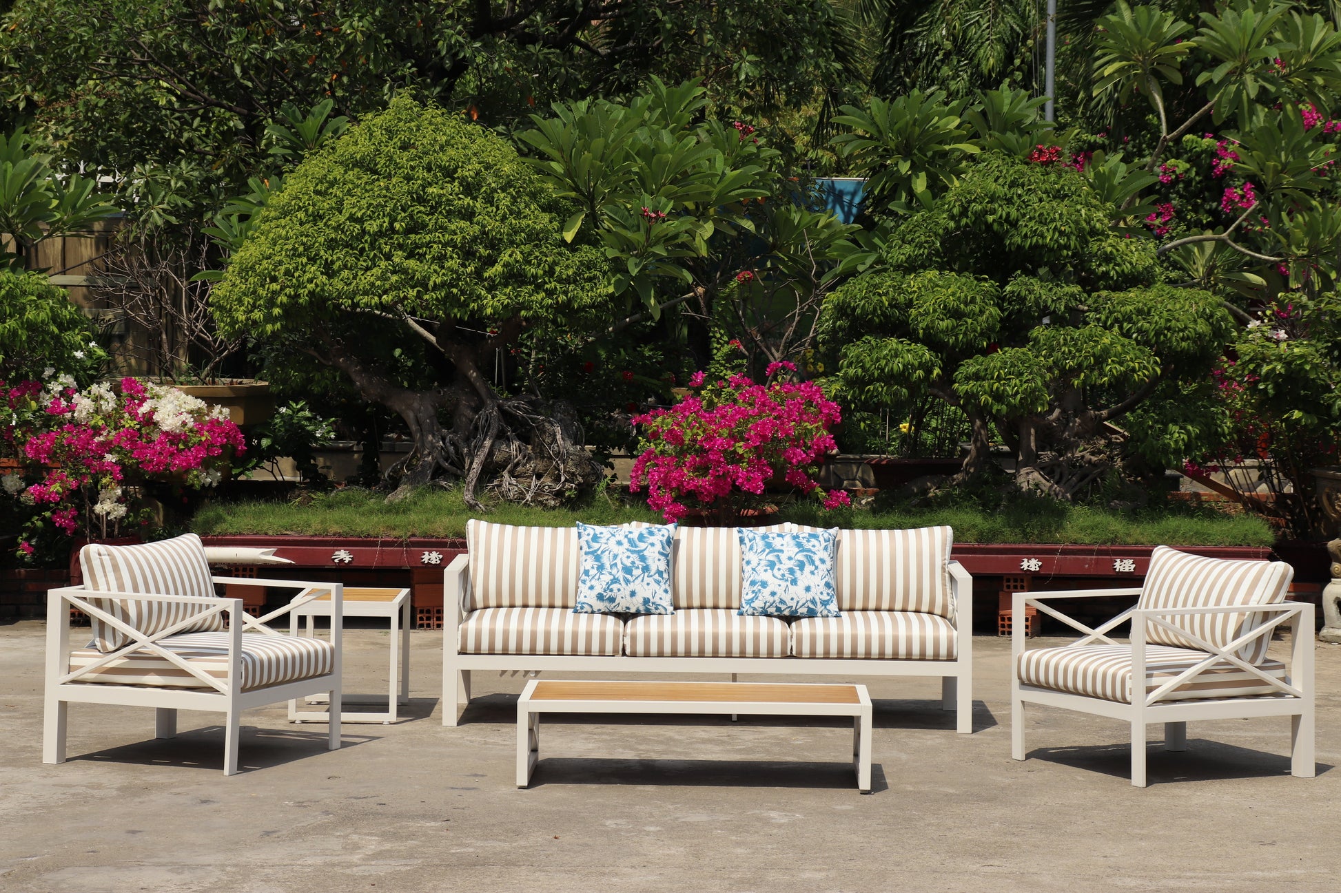 5-Piece Modern Outdoor Lounge Furniture Set Inc 3-Seater Day Bed, Coffee Table, Side Table & 3+1+1