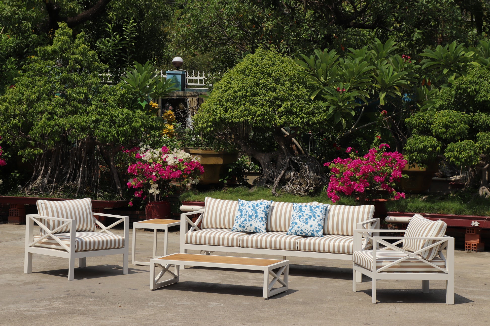 5-Piece Modern Outdoor Lounge Furniture Set Inc 3-Seater Day Bed, Coffee Table, Side Table & 3+1+1