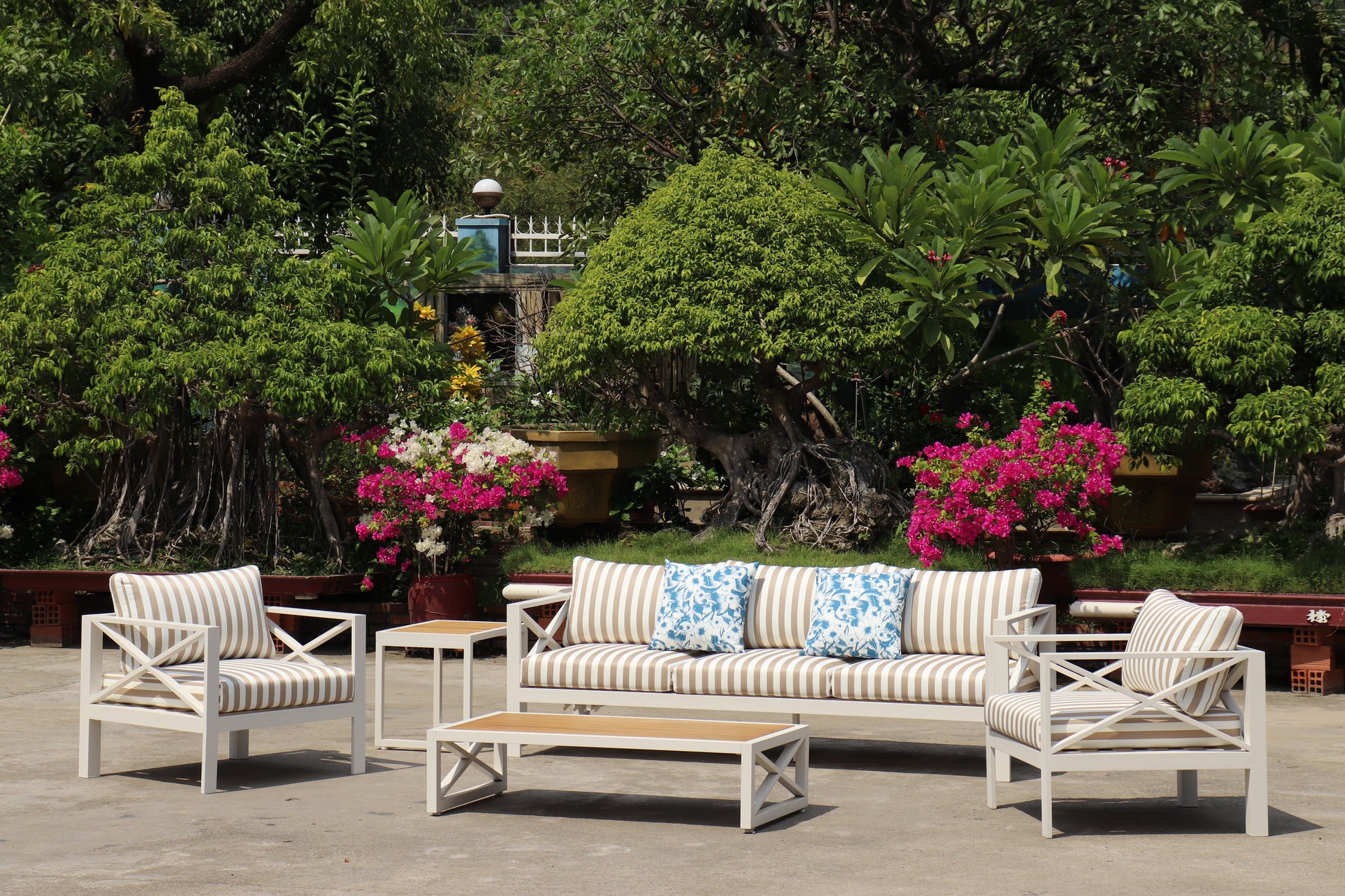 5-Piece Modern Outdoor Lounge Furniture Set Inc 3-Seater Day Bed, Coffee Table, Side Table & 3+1+1
