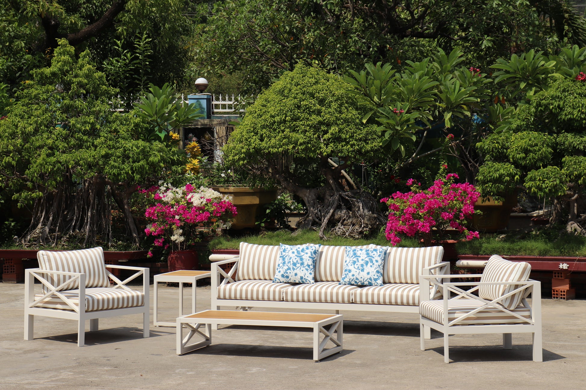 5-Piece Modern Outdoor Lounge Furniture Set Inc 3-Seater Day Bed, Coffee Table, Side Table & 3+1+1