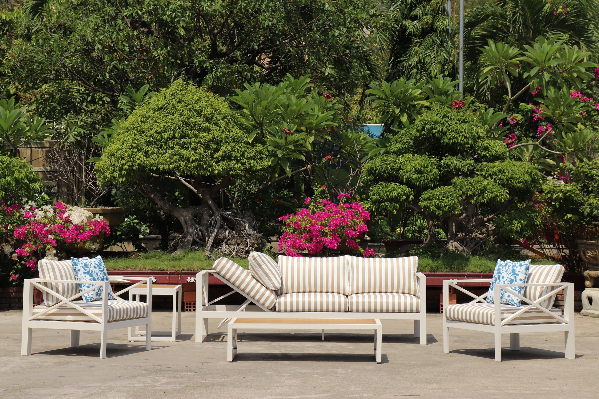 5-Piece Modern Outdoor Lounge Furniture Set Inc 3-Seater Day Bed, Coffee Table, Side Table & 3+1+1