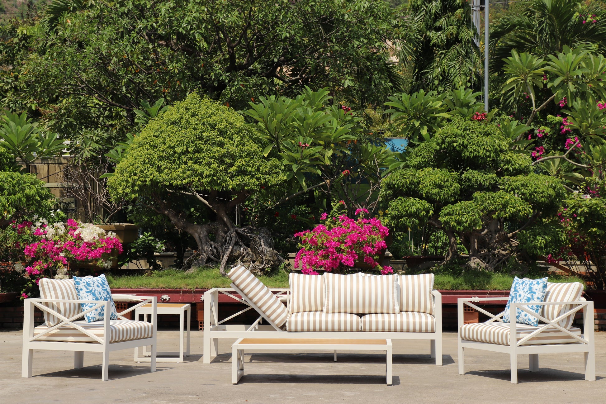 5-Piece Modern Outdoor Lounge Furniture Set Inc 3-Seater Day Bed, Coffee Table, Side Table & 3+1+1
