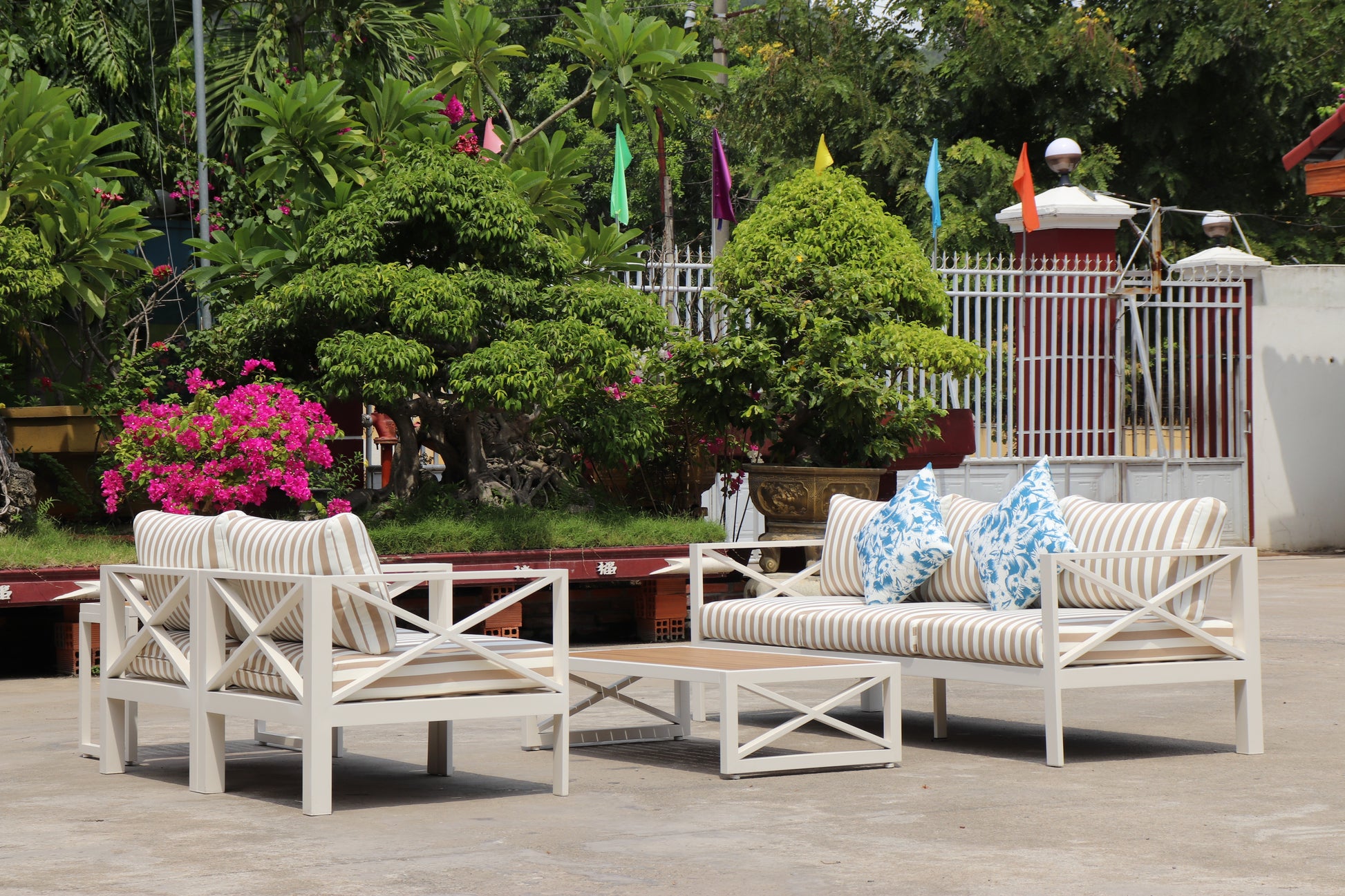5-Piece Modern Outdoor Lounge Furniture Set Inc 3-Seater Day Bed, Coffee Table, Side Table & 3+1+1