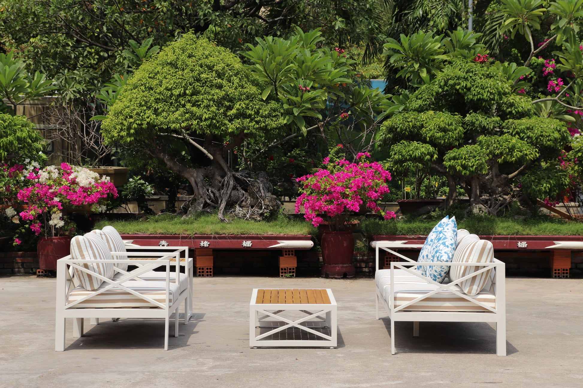 5-Piece Modern Outdoor Lounge Furniture Set Inc 3-Seater Day Bed, Coffee Table, Side Table & 3+1+1