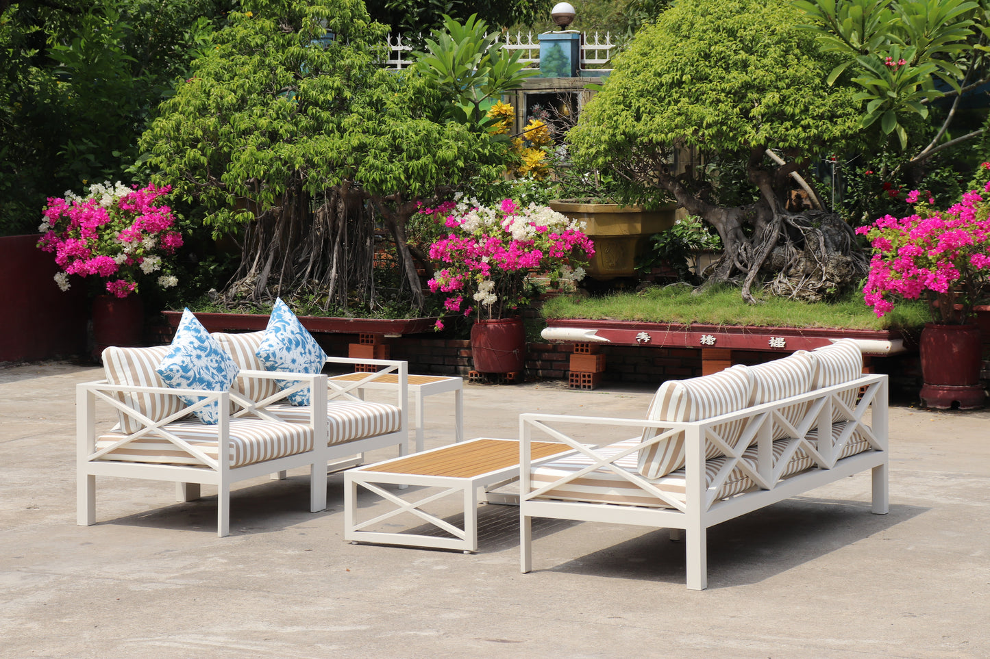5-Piece Modern Outdoor Lounge Furniture Set Inc 3-Seater Day Bed, Coffee Table, Side Table & 3+1+1
