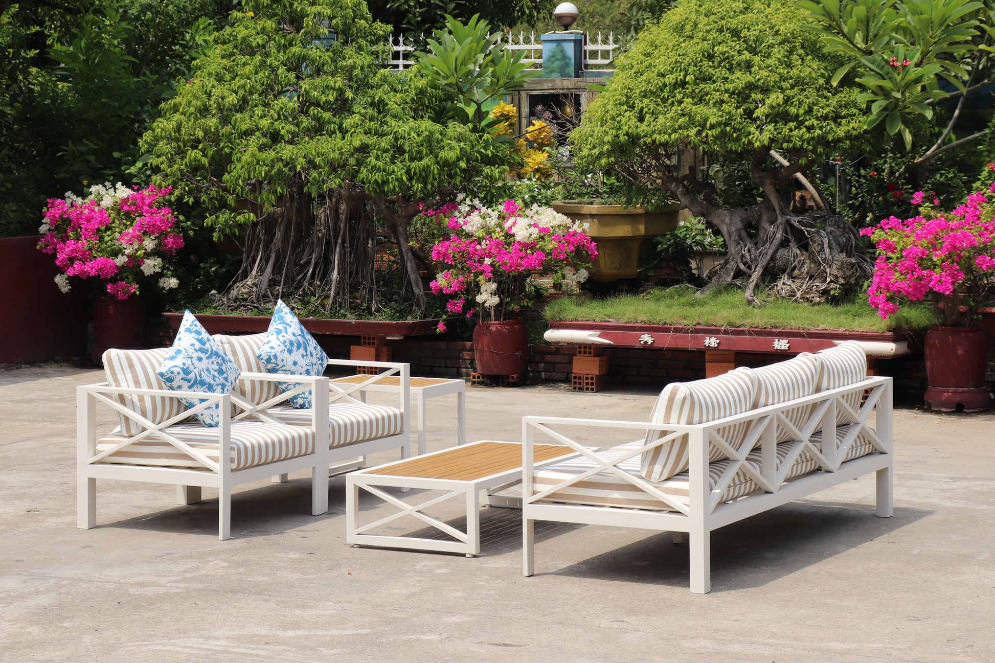 5-Piece Modern Outdoor Lounge Furniture Set Inc 3-Seater Day Bed, Coffee Table, Side Table & 3+1+1