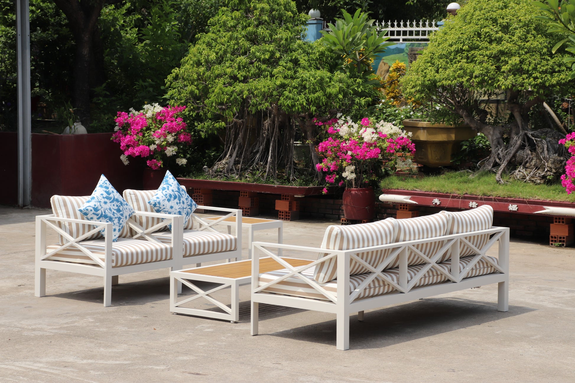 5-Piece Modern Outdoor Lounge Furniture Set Inc 3-Seater Day Bed, Coffee Table, Side Table & 3+1+1
