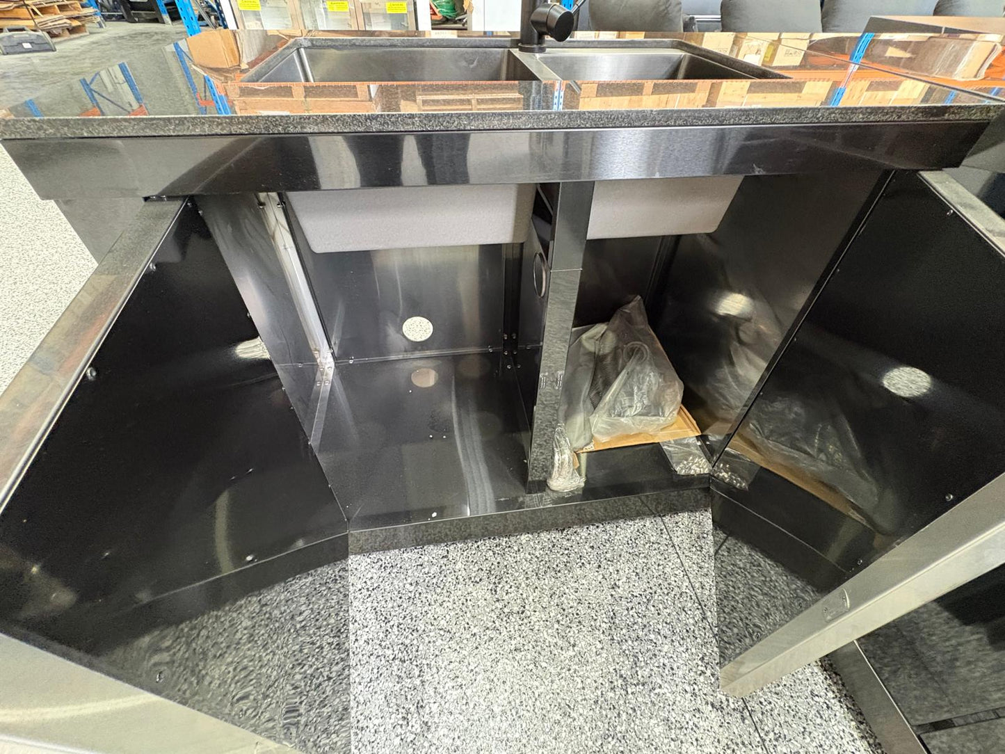Floor Stock L Shape Corner 6-Burner nonwok Inc 2DR Sink, 208L Fridge, Corner Module, and 27'inch Smoker with Cabinet